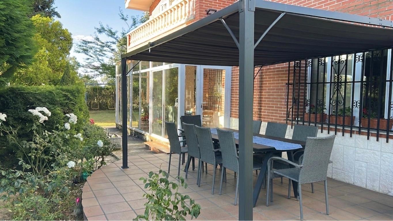 Comedor Exterior y Porche de la Finca