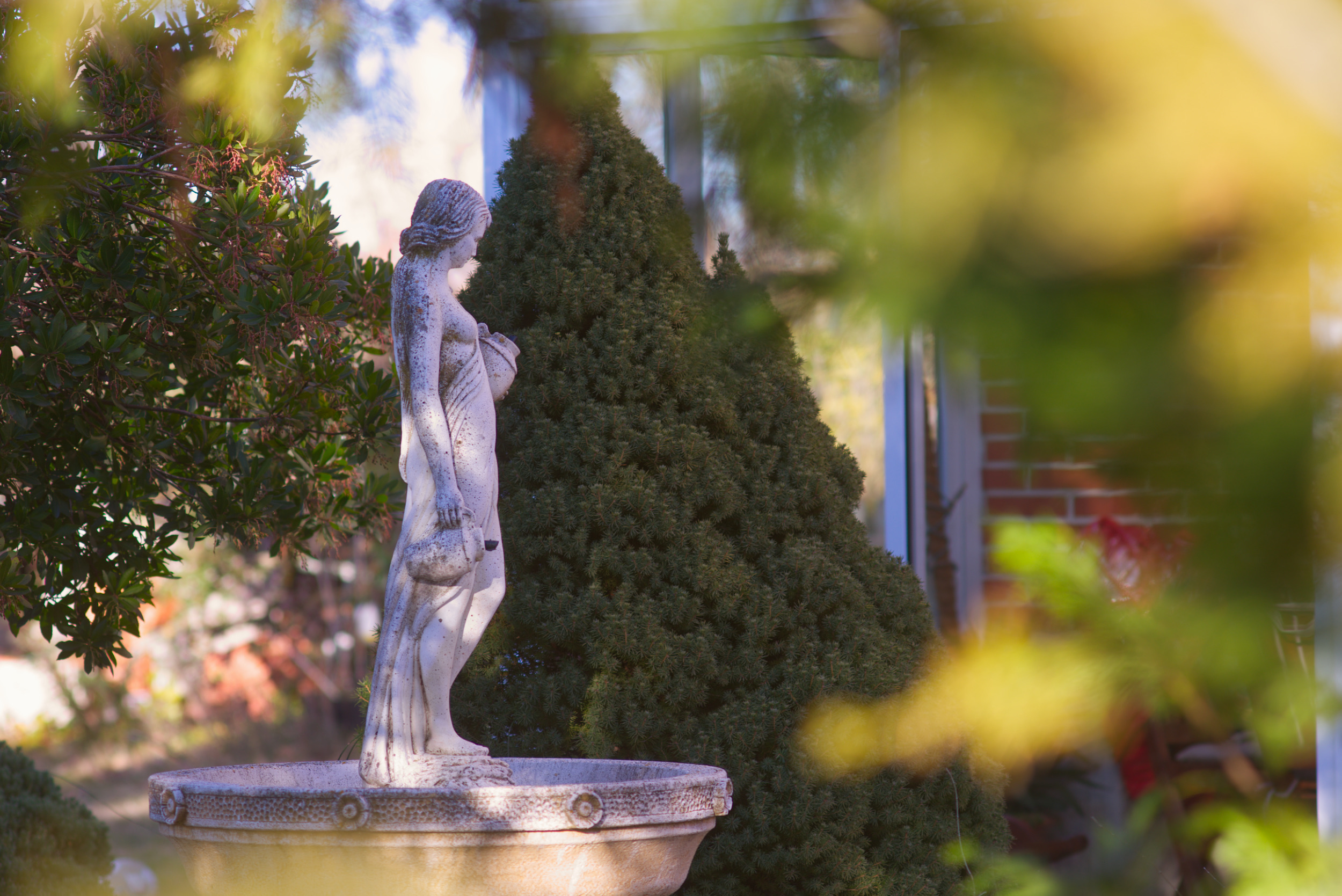Escultura y Fuente Clásica del Jardín