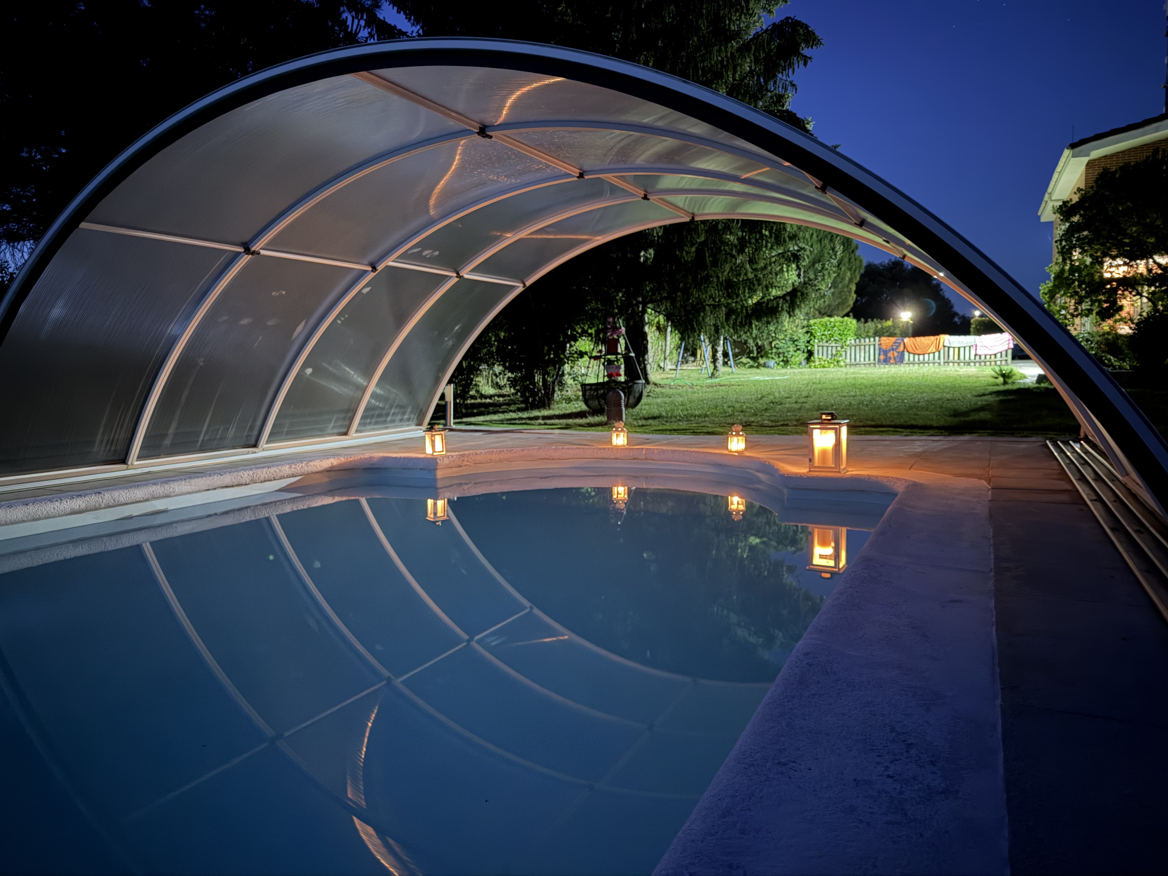 Piscina Iluminada de Noche